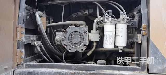 液压泵舱室正面整体（整机外观）