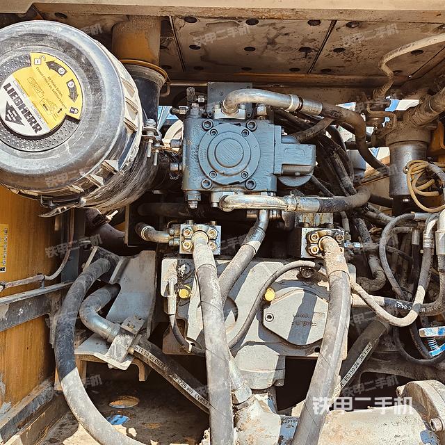 液壓泵艙室正面整體(整機外觀) 液壓泵艙室正面整體(整機外觀)