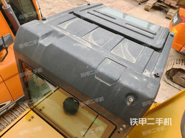 駕駛室頂部(整機(jī)外觀) 駕駛室頂部(整機(jī)外觀)