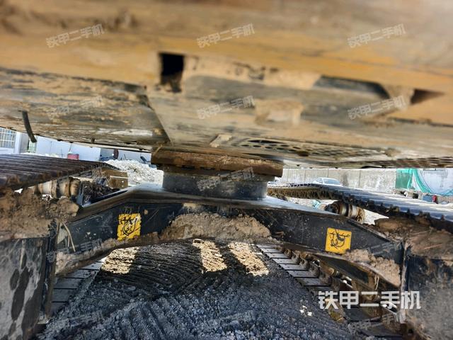 轉(zhuǎn)盤(pán)和下車(chē)架正前（工作和回轉(zhuǎn)裝置）