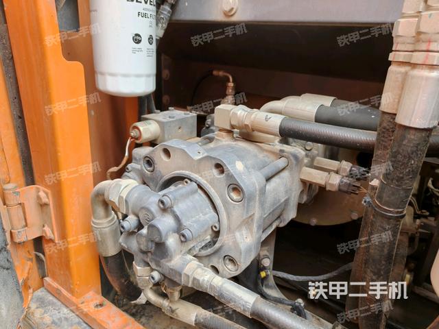 液壓泵艙室正面整體(整機(jī)外觀) 液壓泵艙室正面整體(整機(jī)外觀)