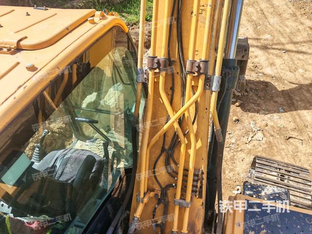 大臂背部俯視(工作和回轉(zhuǎn)裝置) 大臂背部俯視(工作和回轉(zhuǎn)裝置)