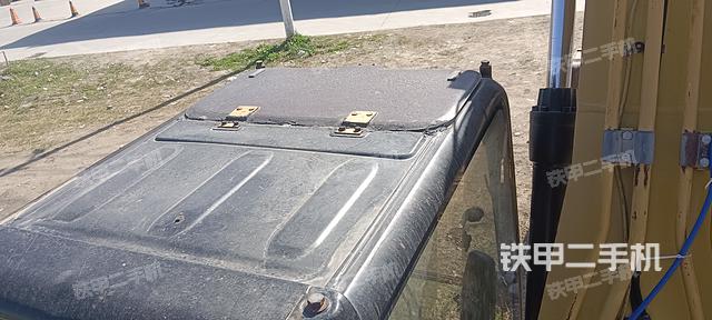 駕駛室頂部(整機(jī)外觀) 駕駛室頂部(整機(jī)外觀)