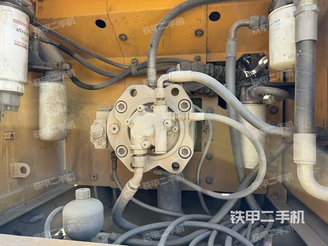 液壓泵艙室正面整體（整機外觀）