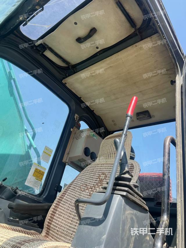 駕駛室頂部(整機(jī)外觀) 駕駛室頂部(整機(jī)外觀)