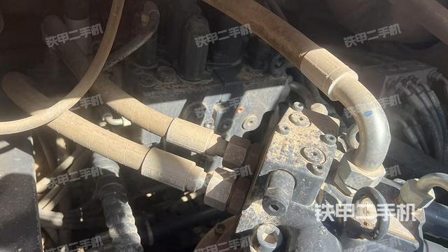 回轉(zhuǎn)馬達(dá)和主控閥（整機(jī)外觀）