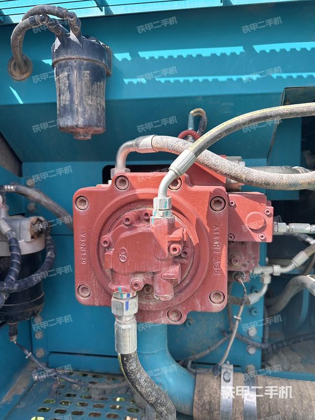 液压泵舱室正面整体（整机外观）