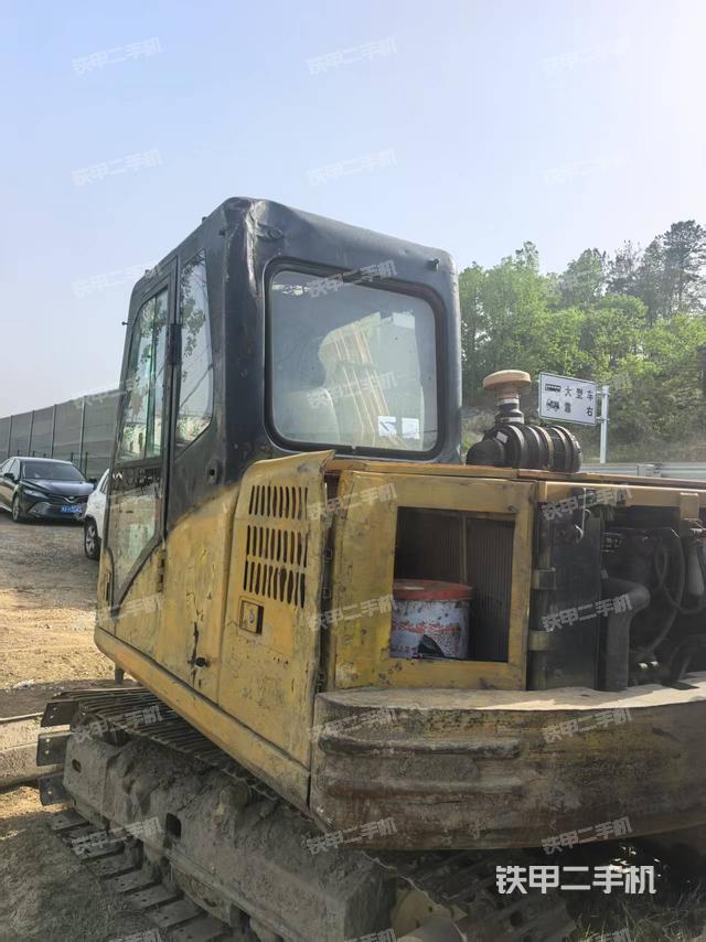 駕駛室頂部(整機(jī)外觀) 駕駛室頂部(整機(jī)外觀)
