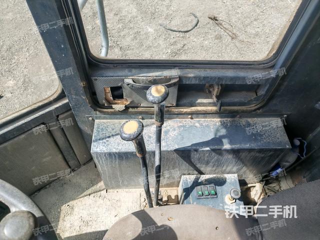 駕駛室內(nèi)部(駕駛室部分) 駕駛室內(nèi)部(駕駛室部分)