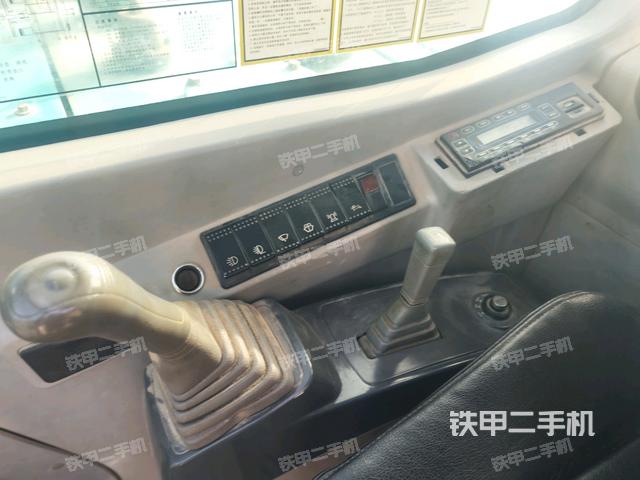 座椅右側(cè)控制臺(tái)/鑰匙門/油門/含右手柄(駕駛室部分) 座椅右側(cè)控制臺(tái)/鑰匙門/油門/含右手柄(駕駛室部分)