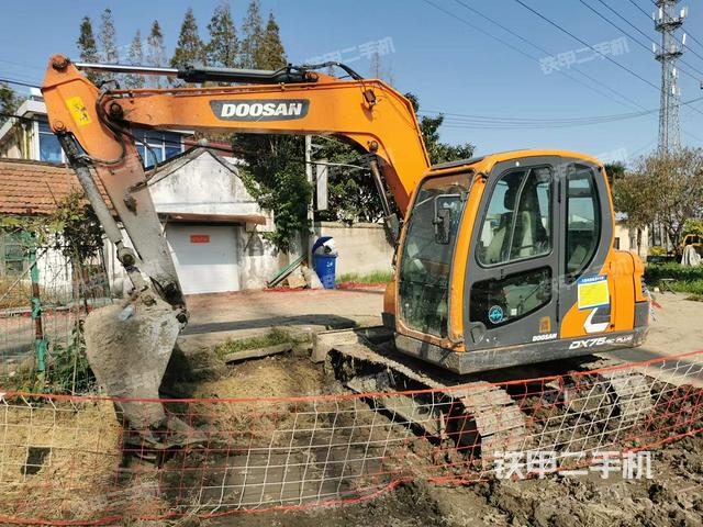 駕駛室整體(整機(jī)外觀) 駕駛室整體(整機(jī)外觀)