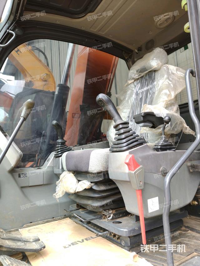 駕駛室整體(整機(jī)外觀) 駕駛室整體(整機(jī)外觀)