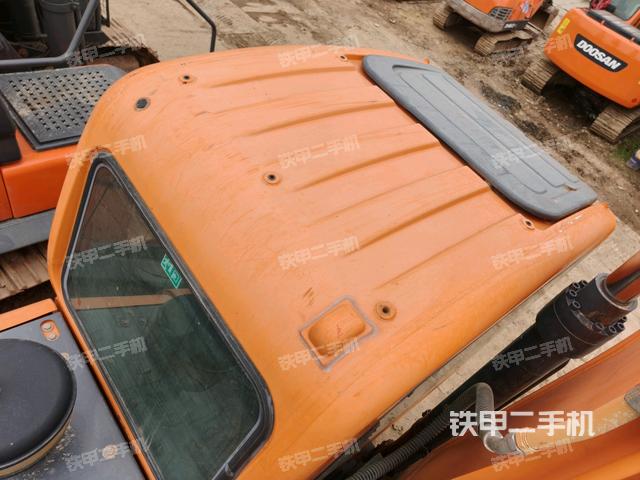駕駛室頂部(整機外觀) 駕駛室頂部(整機外觀)