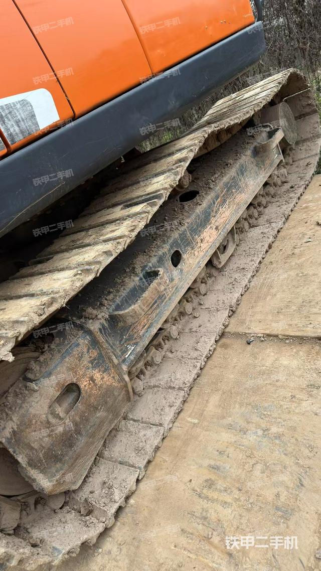 單側(cè)履帶整體(整機(jī)外觀) 單側(cè)履帶整體(整機(jī)外觀)