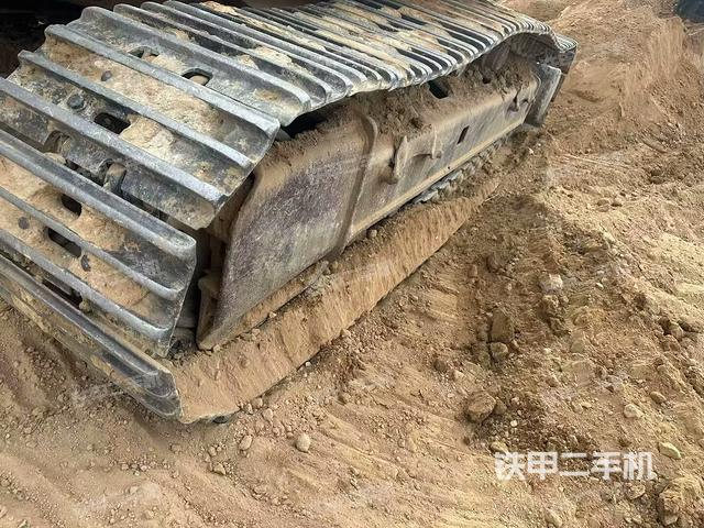 單側(cè)履帶整體(整機(jī)外觀) 單側(cè)履帶整體(整機(jī)外觀)