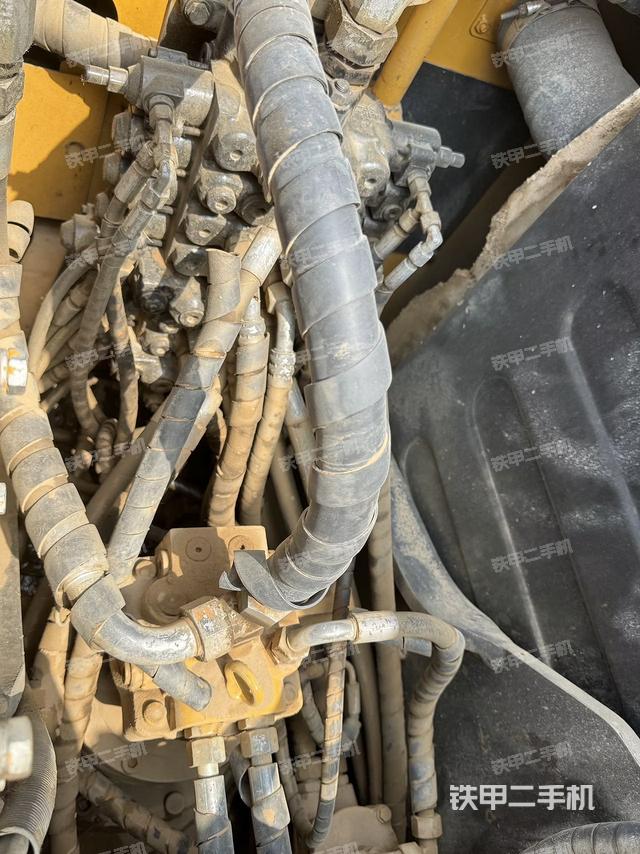 回轉馬達和主控閥（整機外觀）