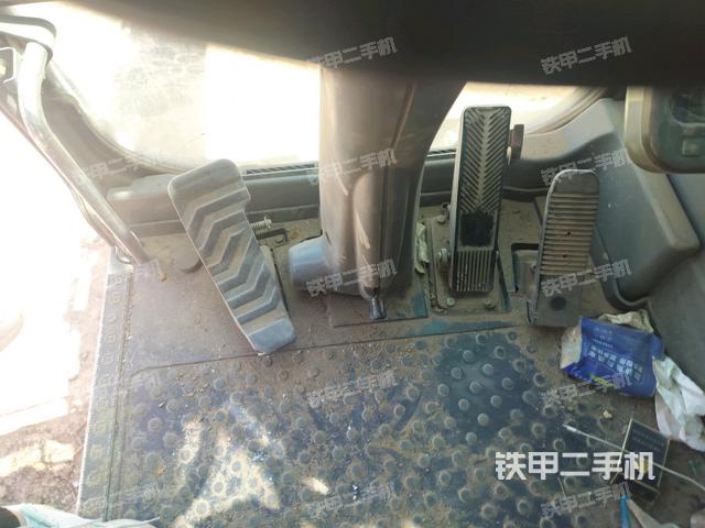 行走控制手柄和踏板?俯拍(駕駛室部分) 行走控制手柄和踏板?俯拍(駕駛室部分)