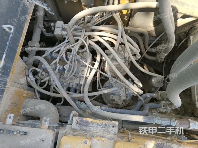 回轉(zhuǎn)馬達(dá)和主控閥（整機(jī)外觀）