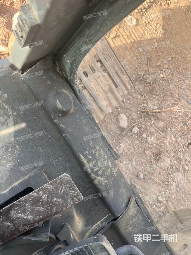左后方玻璃角標(biāo)(駕駛室部分) 左后方玻璃角標(biāo)(駕駛室部分)