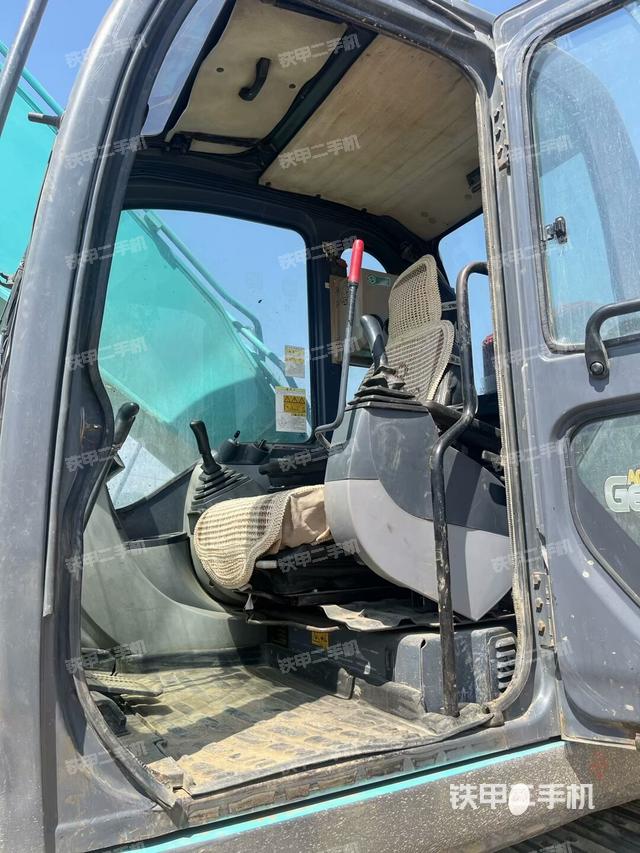 駕駛室整體(整機(jī)外觀) 駕駛室整體(整機(jī)外觀)