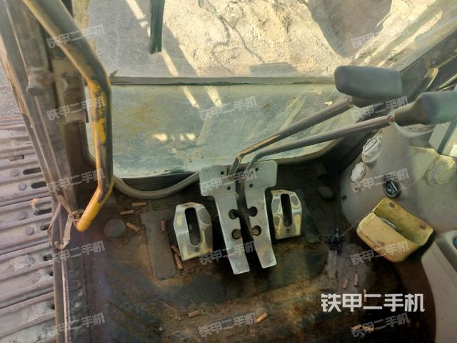 行走控制手柄和踏板?俯拍(駕駛室部分) 行走控制手柄和踏板?俯拍(駕駛室部分)