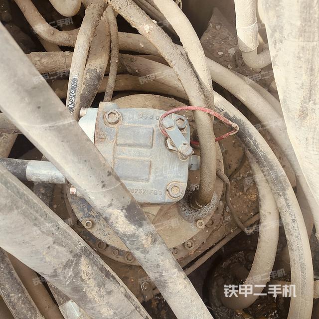 回轉(zhuǎn)馬達和主控閥(整機外觀) 回轉(zhuǎn)馬達和主控閥(整機外觀)