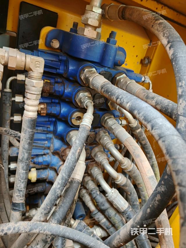 回轉(zhuǎn)馬達(dá)和主控閥(整機(jī)外觀) 回轉(zhuǎn)馬達(dá)和主控閥(整機(jī)外觀)