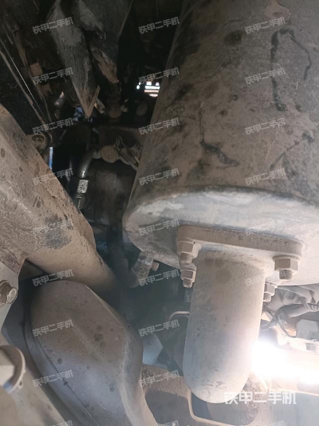 液壓泵艙室正面整體（整機外觀）