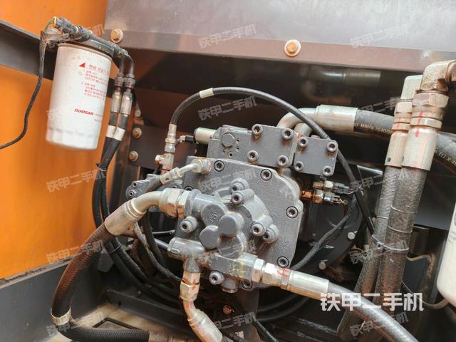 液壓泵艙室正面整體(整機外觀) 液壓泵艙室正面整體(整機外觀)