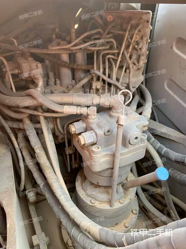 回轉(zhuǎn)馬達(dá)和主控閥（整機(jī)外觀）