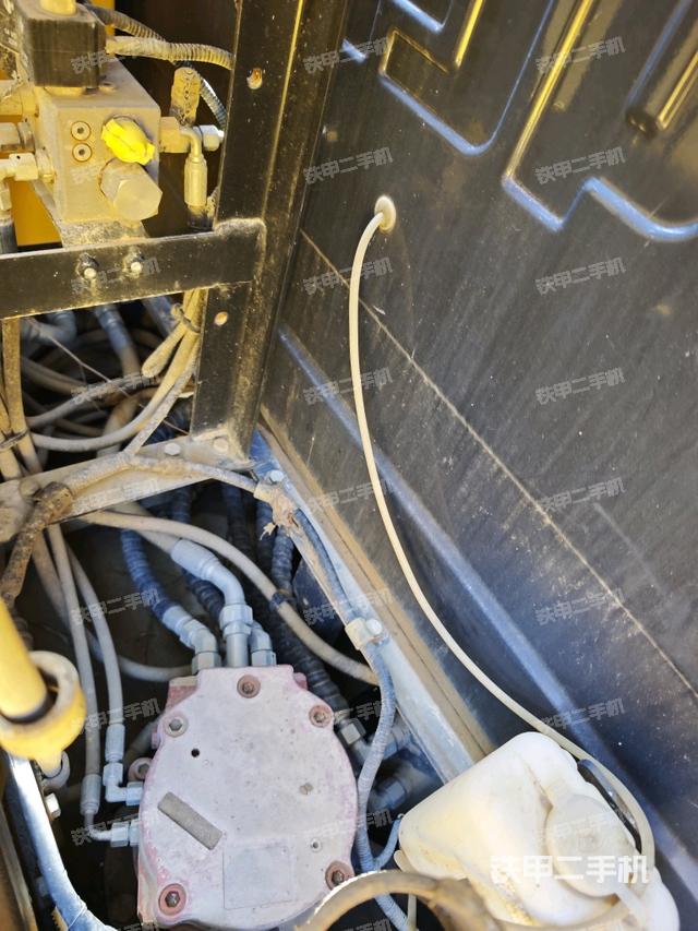 回轉(zhuǎn)馬達(dá)和主控閥（整機(jī)外觀）