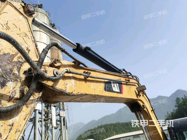 鏟斗右后整體(工作和回轉(zhuǎn)裝置) 鏟斗右后整體(工作和回轉(zhuǎn)裝置)