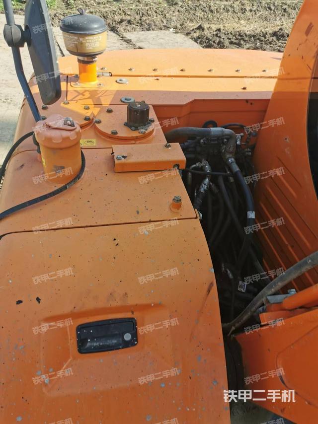 回轉(zhuǎn)馬達(dá)和主控閥(整機(jī)外觀) 回轉(zhuǎn)馬達(dá)和主控閥(整機(jī)外觀)