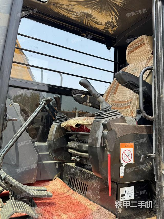 駕駛室頂部（整機外觀）