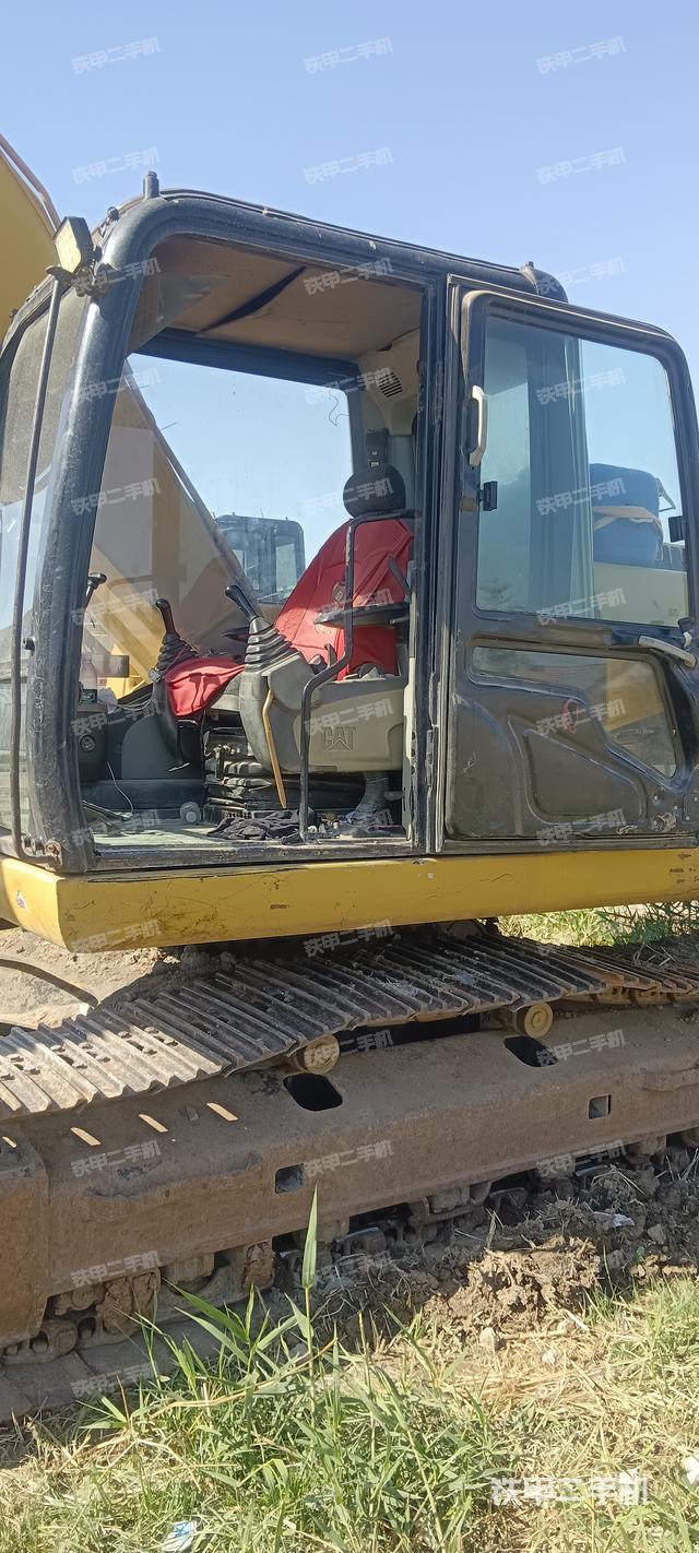 駕駛室整體(整機(jī)外觀) 駕駛室整體(整機(jī)外觀)