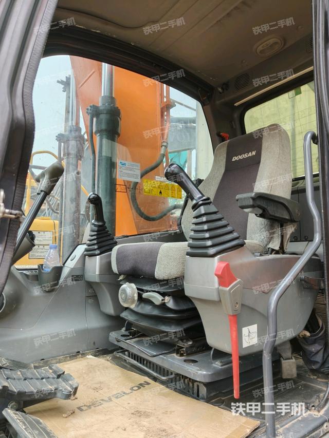 駕駛室整體(整機(jī)外觀) 駕駛室整體(整機(jī)外觀)