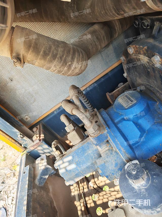 液壓泵艙室正面整體(整機外觀) 液壓泵艙室正面整體(整機外觀)