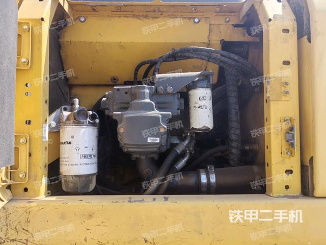 液壓泵艙室正面整體(整機(jī)外觀) 液壓泵艙室正面整體(整機(jī)外觀)