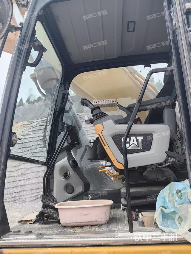 駕駛室整體(整機(jī)外觀(guān)) 駕駛室整體(整機(jī)外觀(guān))