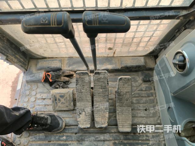 行走控制手柄和踏板?俯拍（駕駛室部分）