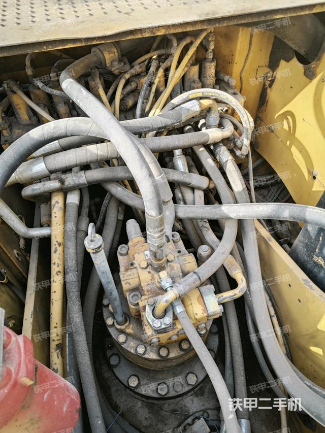 回轉(zhuǎn)馬達(dá)和主控閥（整機(jī)外觀）