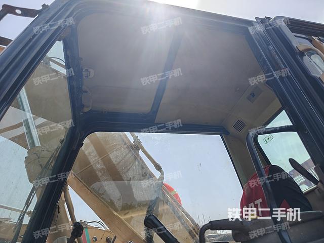 駕駛室頂部（整機外觀）