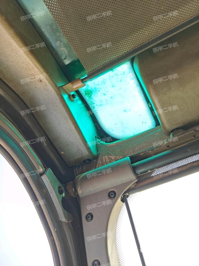 行走控制手柄和踏板?俯拍（駕駛室部分）