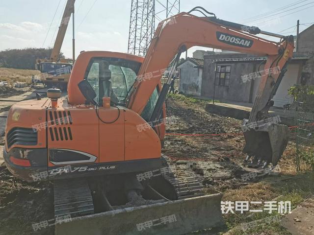 駕駛室頂部(整機(jī)外觀) 駕駛室頂部(整機(jī)外觀)