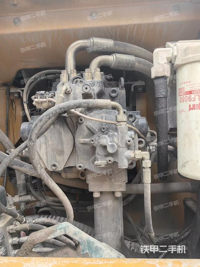 液壓泵艙室正面整體(整機(jī)外觀) 液壓泵艙室正面整體(整機(jī)外觀)
