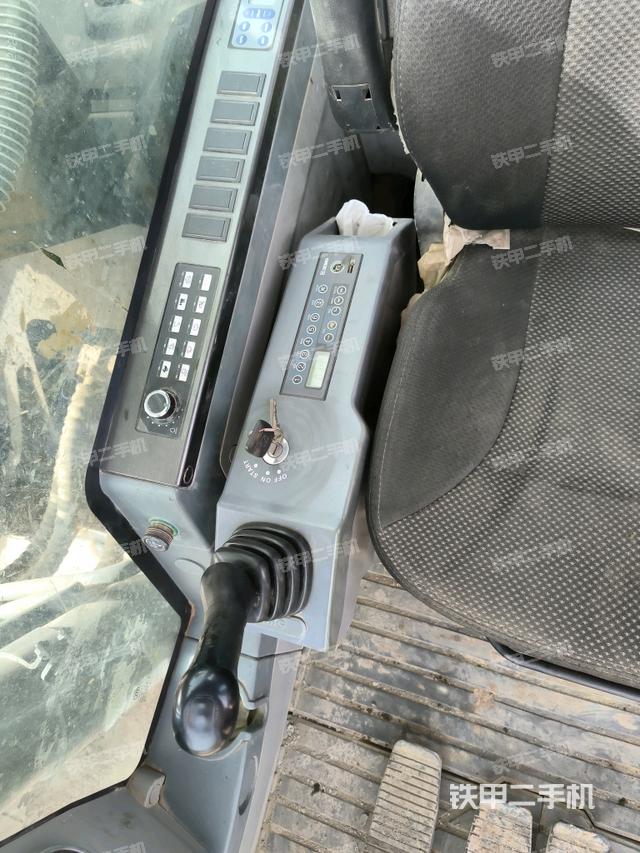 座椅右側(cè)控制臺(tái)/鑰匙門/油門/含右手柄（駕駛室部分）