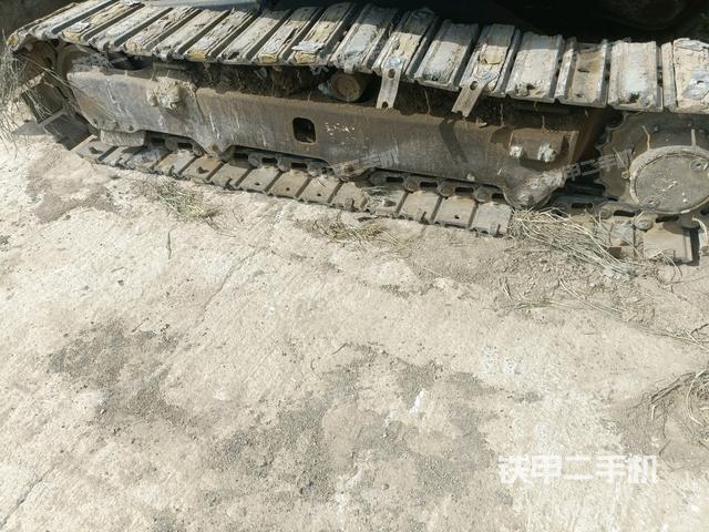 單側(cè)履帶整體(整機(jī)外觀) 單側(cè)履帶整體(整機(jī)外觀)