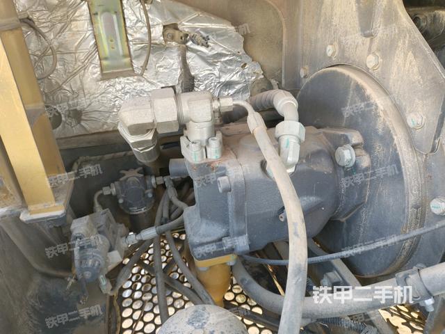 液压泵舱室正面整体（整机外观）