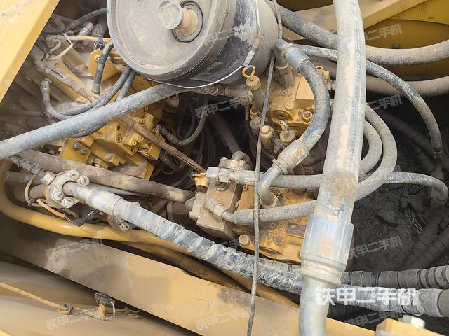 回轉(zhuǎn)馬達(dá)和主控閥(整機(jī)外觀(guān)) 回轉(zhuǎn)馬達(dá)和主控閥(整機(jī)外觀(guān))