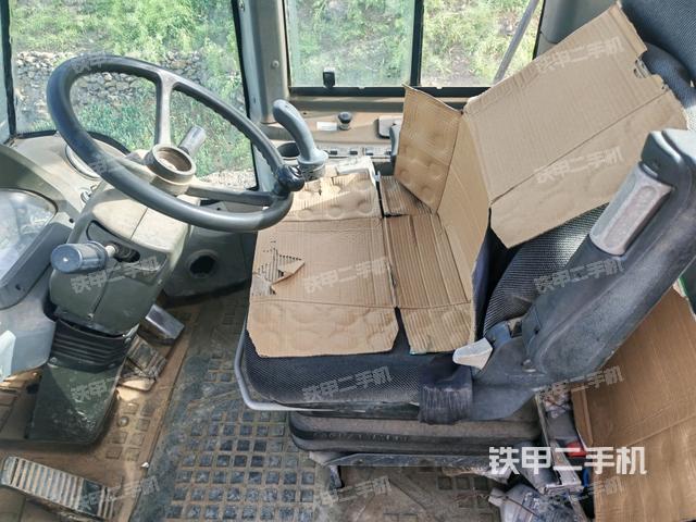 駕駛室內(nèi)部（駕駛室部分）